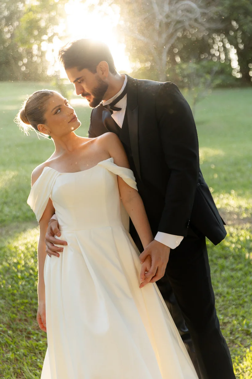 Casal abraçado à luz do sol